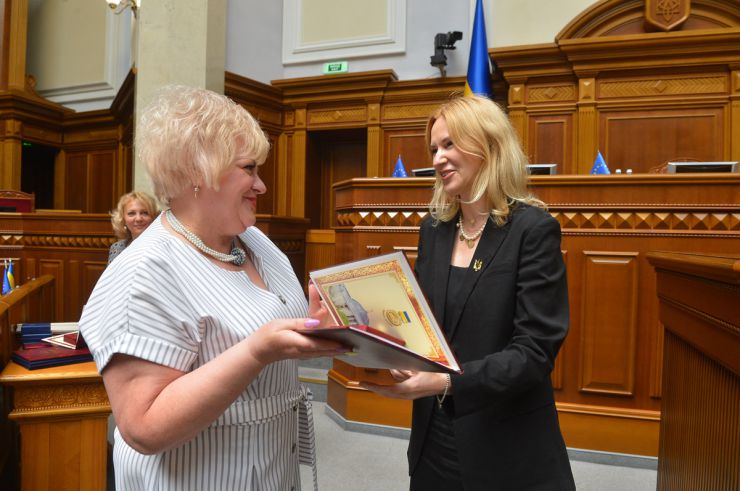 Заступниця Голови Верховної Ради України Олена Кондратюк від імені керівництва Парламенту взяла участь у нагородженні та привітанні працівників Апарату Верховної Ради України з нагоди професійного свята – Дня державної служби. У заході також взяли участь Керівник Апарату Верховної Ради України Вячеслав Штучний, працівники структурних підрозділів Апарату та почесні гості - колишні працівники з багаторічним досвідом парламентської служби.