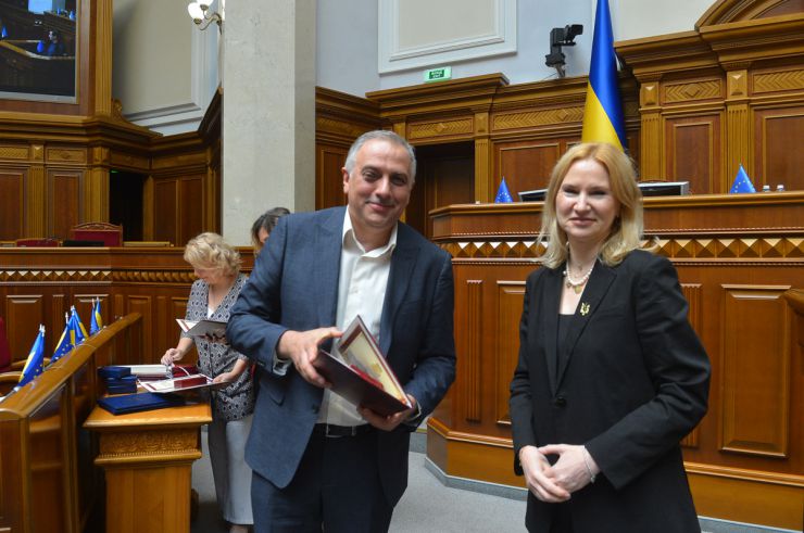 Заступниця Голови Верховної Ради України Олена Кондратюк від імені керівництва Парламенту взяла участь у нагородженні та привітанні працівників Апарату Верховної Ради України з нагоди професійного свята – Дня державної служби. У заході також взяли участь Керівник Апарату Верховної Ради України Вячеслав Штучний, працівники структурних підрозділів Апарату та почесні гості - колишні працівники з багаторічним досвідом парламентської служби.