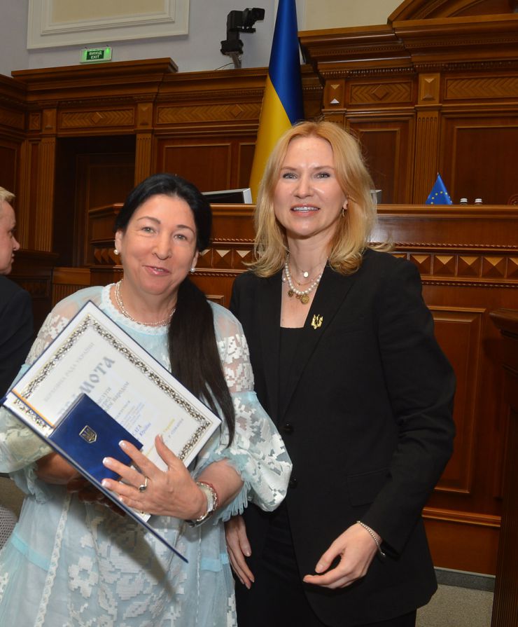 Заступниця Голови Верховної Ради України Олена Кондратюк від імені керівництва Парламенту взяла участь у нагородженні та привітанні працівників Апарату Верховної Ради України з нагоди професійного свята – Дня державної служби. У заході також взяли участь Керівник Апарату Верховної Ради України Вячеслав Штучний, працівники структурних підрозділів Апарату та почесні гості - колишні працівники з багаторічним досвідом парламентської служби.