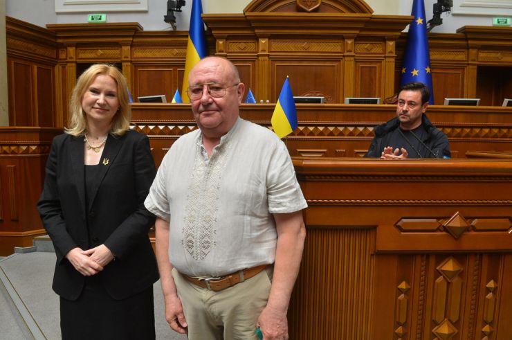 Заступниця Голови Верховної Ради України Олена Кондратюк від імені керівництва Парламенту взяла участь у нагородженні та привітанні працівників Апарату Верховної Ради України з нагоди професійного свята – Дня державної служби. У заході також взяли участь Керівник Апарату Верховної Ради України Вячеслав Штучний, працівники структурних підрозділів Апарату та почесні гості - колишні працівники з багаторічним досвідом парламентської служби.