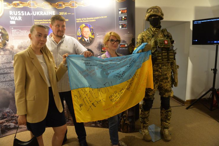 У Національному заповіднику «Києво-Печерська лавра» до Дня Конституції відкрилася виставка-галерея «Україна. Становлення державності».

В експозиції розміщені фігури історичних особистостей, а також представлені прапори, документи, печатки, мапи, відео і аудіо контент та VR-технології. Виставка дозволяє в цікавій, інтерактивній, сучасній формі представити тисячолітню історію України за одну годину.

Тут можна побачити Костянтина Острозького, Богдана Хмельницького, Андрія Шептицького, Михайла Грушевського,  Дмитра Яроша та Леоніда Кравчука. Всі фігури виготовлені з «кібершкіри» на основі силікону. Зовнішність історичних постатей відтворена до найдрібніших деталей. 
