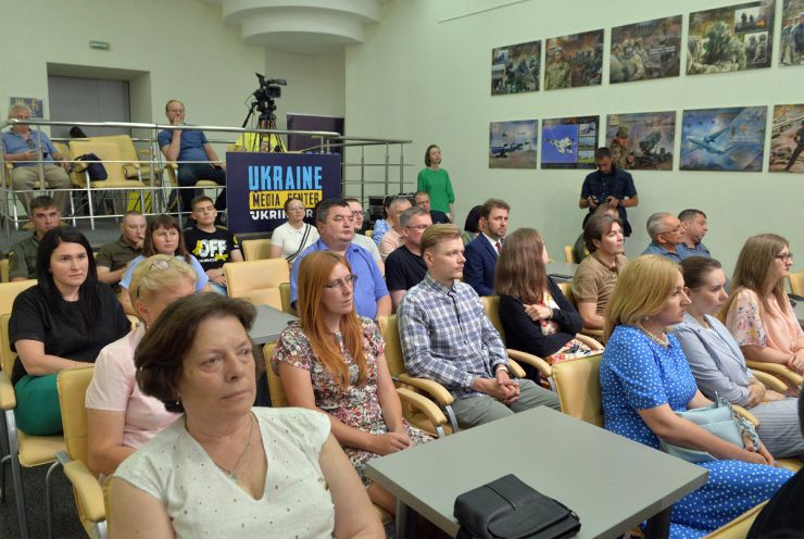 Сьогодні в Укрінформі відкрили фотовиставку «Збройні Сили України». Подія відбувається в межах загальнонаціонального проєкту «Нескорена Нація. Національно-визвольна війна України проти Росії (2013–2023)».На виставці представлені 36 фотоколажів, що представляють усі підрозділи Збройних Сил України (Сухопутні війська, Повітряні Сили, Військово-Морські Сили, Десантно-штурмові війська, Сили спеціальних операцій, Сили територіальної оборони). Відвідувачі можуть побачити зброю Перемоги, а також фото Президента України, Верховного Головнокомандувача ЗСУ Володимира Зеленського, Головнокомандувача ЗСУ Валерія Залужного, всіх командувачів підрозділів ЗСУ та архівні світлини, починаючи від Євромайдану і Революції Гідності, коли, на переконання авторів проєкту, розпочинався сучасний етап російсько-українського протистояння.«Збройні Сили України» — це четверта фотоекспозиція у стінах Укрінформу. Раніше в межах проєкту «Нескорена Нація. Національно-визвольна війна України проти Росії (2013–2023)» були представлені теми: «Воїни світла», «Незламна Україна» та «росія — держава-терорист». Уже до Дня захисників і захисниць України планується видання першої частини однойменного фотолітопису, який включатиме матеріали цих фотовиставок.