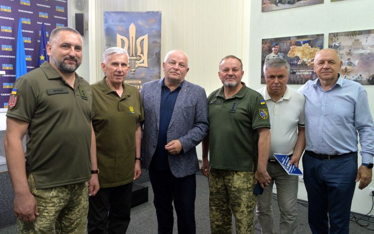 Сьогодні в Укрінформі відкрили фотовиставку «Збройні Сили України». Подія відбувається в межах загальнонаціонального проєкту «Нескорена Нація. Національно-визвольна війна України проти Росії (2013–2023)».На виставці представлені 36 фотоколажів, що представляють усі підрозділи Збройних Сил України (Сухопутні війська, Повітряні Сили, Військово-Морські Сили, Десантно-штурмові війська, Сили спеціальних операцій, Сили територіальної оборони). Відвідувачі можуть побачити зброю Перемоги, а також фото Президента України, Верховного Головнокомандувача ЗСУ Володимира Зеленського, Головнокомандувача ЗСУ Валерія Залужного, всіх командувачів підрозділів ЗСУ та архівні світлини, починаючи від Євромайдану і Революції Гідності, коли, на переконання авторів проєкту, розпочинався сучасний етап російсько-українського протистояння.«Збройні Сили України» — це четверта фотоекспозиція у стінах Укрінформу. Раніше в межах проєкту «Нескорена Нація. Національно-визвольна війна України проти Росії (2013–2023)» були представлені теми: «Воїни світла», «Незламна Україна» та «росія — держава-терорист». Уже до Дня захисників і захисниць України планується видання першої частини однойменного фотолітопису, який включатиме матеріали цих фотовиставок.