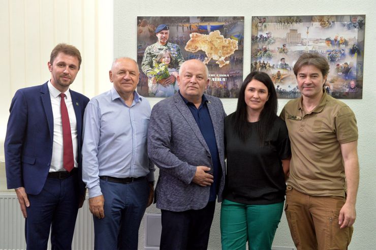 Сьогодні в Укрінформі відкрили фотовиставку «Збройні Сили України». Подія відбувається в межах загальнонаціонального проєкту «Нескорена Нація. Національно-визвольна війна України проти Росії (2013–2023)».На виставці представлені 36 фотоколажів, що представляють усі підрозділи Збройних Сил України (Сухопутні війська, Повітряні Сили, Військово-Морські Сили, Десантно-штурмові війська, Сили спеціальних операцій, Сили територіальної оборони). Відвідувачі можуть побачити зброю Перемоги, а також фото Президента України, Верховного Головнокомандувача ЗСУ Володимира Зеленського, Головнокомандувача ЗСУ Валерія Залужного, всіх командувачів підрозділів ЗСУ та архівні світлини, починаючи від Євромайдану і Революції Гідності, коли, на переконання авторів проєкту, розпочинався сучасний етап російсько-українського протистояння.«Збройні Сили України» — це четверта фотоекспозиція у стінах Укрінформу. Раніше в межах проєкту «Нескорена Нація. Національно-визвольна війна України проти Росії (2013–2023)» були представлені теми: «Воїни світла», «Незламна Україна» та «росія — держава-терорист». Уже до Дня захисників і захисниць України планується видання першої частини однойменного фотолітопису, який включатиме матеріали цих фотовиставок.
