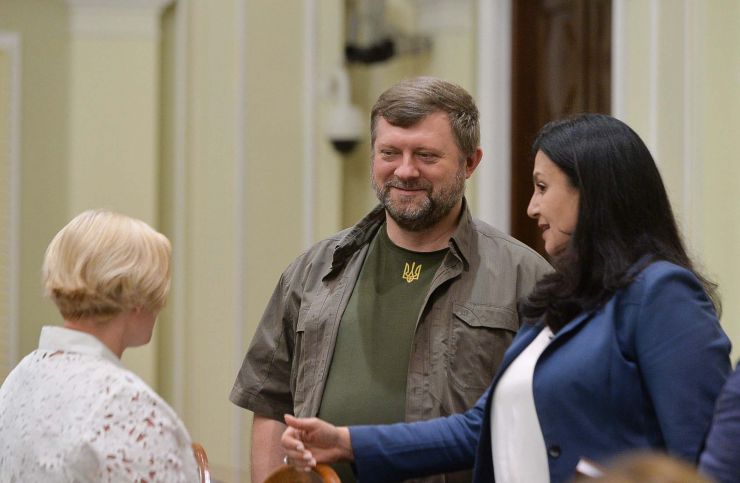 Перший заступник Голови Верховної Ради України Олександр Корнієнко провів зустріч із Генеральним директором з питань сусідства та переговорів Європейської Комісії Гертом Яном Коопманом та Головою Представництва ЄС в Україні Матті Маасікасом. Зустріч відбулася за  участі керівників та представників депутатських фракцій і груп Парламенту.
Головним питанням розмови  стало виконання Україною, зокрема Верховною Радою України, рекомендацій Європейської Комісії  та обговорення наступних кроків з виконання кожної із них.
