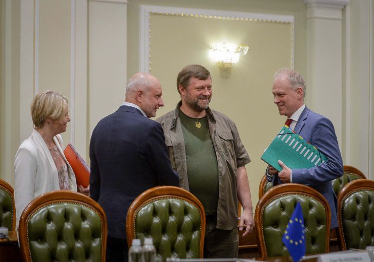 Перший заступник Голови Верховної Ради України Олександр Корнієнко провів зустріч із Генеральним директором з питань сусідства та переговорів Європейської Комісії Гертом Яном Коопманом та Головою Представництва ЄС в Україні Матті Маасікасом. Зустріч відбулася за  участі керівників та представників депутатських фракцій і груп Парламенту.
Головним питанням розмови  стало виконання Україною, зокрема Верховною Радою України, рекомендацій Європейської Комісії  та обговорення наступних кроків з виконання кожної із них.
