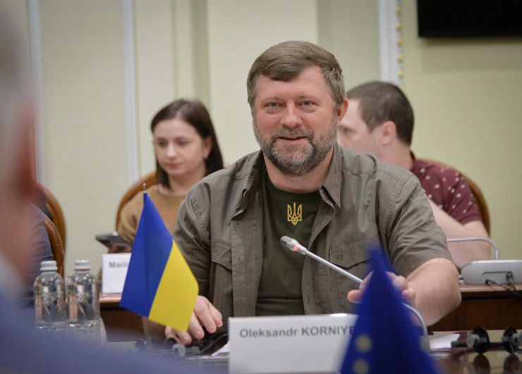 Перший заступник Голови Верховної Ради України Олександр Корнієнко провів зустріч із Генеральним директором з питань сусідства та переговорів Європейської Комісії Гертом Яном Коопманом та Головою Представництва ЄС в Україні Матті Маасікасом. Зустріч відбулася за  участі керівників та представників депутатських фракцій і груп Парламенту.
Головним питанням розмови  стало виконання Україною, зокрема Верховною Радою України, рекомендацій Європейської Комісії  та обговорення наступних кроків з виконання кожної із них.
