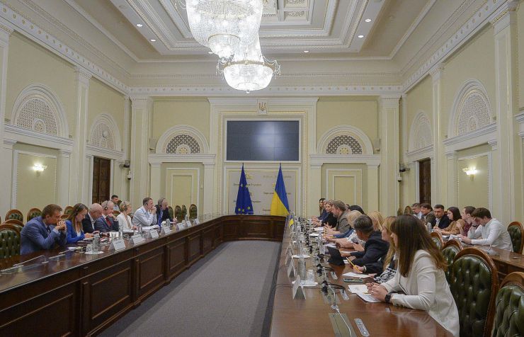 Перший заступник Голови Верховної Ради України Олександр Корнієнко провів зустріч із Генеральним директором з питань сусідства та переговорів Європейської Комісії Гертом Яном Коопманом та Головою Представництва ЄС в Україні Матті Маасікасом. Зустріч відбулася за  участі керівників та представників депутатських фракцій і груп Парламенту.
Головним питанням розмови  стало виконання Україною, зокрема Верховною Радою України, рекомендацій Європейської Комісії  та обговорення наступних кроків з виконання кожної із них.
