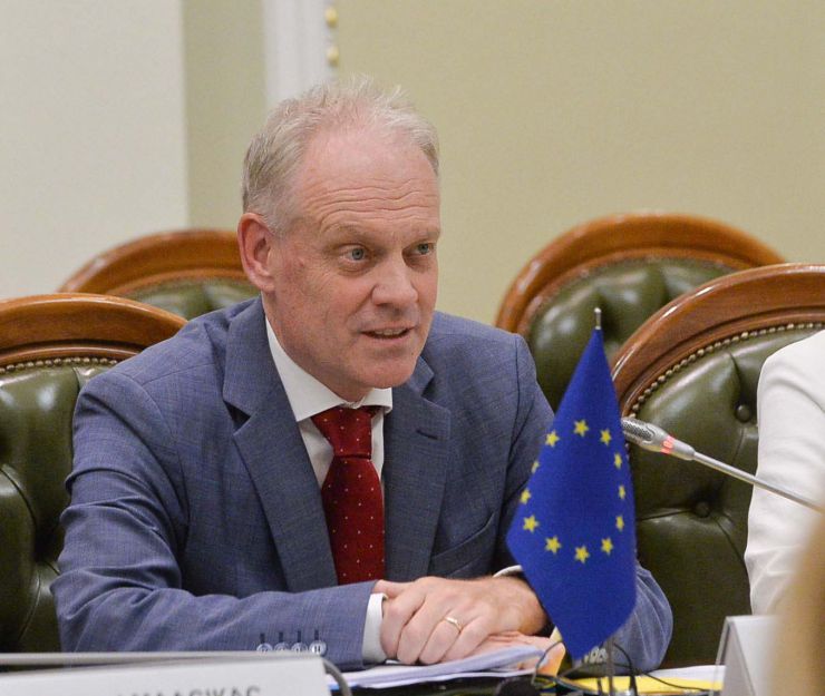 Перший заступник Голови Верховної Ради України Олександр Корнієнко провів зустріч із Генеральним директором з питань сусідства та переговорів Європейської Комісії Гертом Яном Коопманом та Головою Представництва ЄС в Україні Матті Маасікасом. Зустріч відбулася за  участі керівників та представників депутатських фракцій і груп Парламенту.
Головним питанням розмови  стало виконання Україною, зокрема Верховною Радою України, рекомендацій Європейської Комісії  та обговорення наступних кроків з виконання кожної із них.

