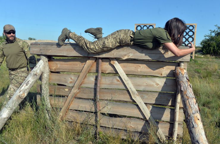 «Форма має значення!». 
Під такою назвою відбувся преспоказ і тестування зразків жіночої польової форми, яка зараз знаходиться на фінальному затверджені у Міністерстві оборони України і буде запроваджена для жінок-військових. 
Соціальна ініціатива «Arm Women Now» тісно співпрацює з підрозділами ЗСУ, Нацгвардії, Нацполіції та Державної прикордонної служби. Представники волонтерського проекту розповіли: «Ми забезпечуємо наших Захисниць на передовій зручною та комфортною жіночою польовою уніформою з початку повномасштабної війни. Нашу форму безкоштовно отримали понад 4500 тисяч жінок-військових. Ми перша в Україні соціальна ініціатива, яка підняла питання гендерного забезпечення в армії та домоглася прийняття на рівні Міністерства оборони України технічної документації на пошиття спідньої білизни для жінок-військових на основі наших розробок»
Тестування відбулося на тренувальній базі батальйону «Легіон-Д» у Києві. Інструктори батальйону провели «курс молодого бійця» для учасниць тестування. Серед основного: тактичні військові прийоми, проходження перешкод, марш-кидок та стрільба. 
Представники волонтерського проєкту Arm Women Now продемонстрували журналістами зразки жіночої військової форми, які перебувають на тестуванні у Міністерстві оборони України.
