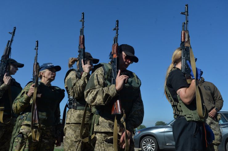 «Форма має значення!». 
Під такою назвою відбувся преспоказ і тестування зразків жіночої польової форми, яка зараз знаходиться на фінальному затверджені у Міністерстві оборони України і буде запроваджена для жінок-військових. 
Соціальна ініціатива «Arm Women Now» тісно співпрацює з підрозділами ЗСУ, Нацгвардії, Нацполіції та Державної прикордонної служби. Представники волонтерського проекту розповіли: «Ми забезпечуємо наших Захисниць на передовій зручною та комфортною жіночою польовою уніформою з початку повномасштабної війни. Нашу форму безкоштовно отримали понад 4500 тисяч жінок-військових. Ми перша в Україні соціальна ініціатива, яка підняла питання гендерного забезпечення в армії та домоглася прийняття на рівні Міністерства оборони України технічної документації на пошиття спідньої білизни для жінок-військових на основі наших розробок»
Тестування відбулося на тренувальній базі батальйону «Легіон-Д» у Києві. Інструктори батальйону провели «курс молодого бійця» для учасниць тестування. Серед основного: тактичні військові прийоми, проходження перешкод, марш-кидок та стрільба. 
Представники волонтерського проєкту Arm Women Now продемонстрували журналістами зразки жіночої військової форми, які перебувають на тестуванні у Міністерстві оборони України.
