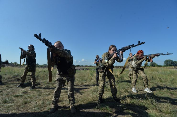 «Форма має значення!». 
Під такою назвою відбувся преспоказ і тестування зразків жіночої польової форми, яка зараз знаходиться на фінальному затверджені у Міністерстві оборони України і буде запроваджена для жінок-військових. 
Соціальна ініціатива «Arm Women Now» тісно співпрацює з підрозділами ЗСУ, Нацгвардії, Нацполіції та Державної прикордонної служби. Представники волонтерського проекту розповіли: «Ми забезпечуємо наших Захисниць на передовій зручною та комфортною жіночою польовою уніформою з початку повномасштабної війни. Нашу форму безкоштовно отримали понад 4500 тисяч жінок-військових. Ми перша в Україні соціальна ініціатива, яка підняла питання гендерного забезпечення в армії та домоглася прийняття на рівні Міністерства оборони України технічної документації на пошиття спідньої білизни для жінок-військових на основі наших розробок»
Тестування відбулося на тренувальній базі батальйону «Легіон-Д» у Києві. Інструктори батальйону провели «курс молодого бійця» для учасниць тестування. Серед основного: тактичні військові прийоми, проходження перешкод, марш-кидок та стрільба. 
Представники волонтерського проєкту Arm Women Now продемонстрували журналістами зразки жіночої військової форми, які перебувають на тестуванні у Міністерстві оборони України.
