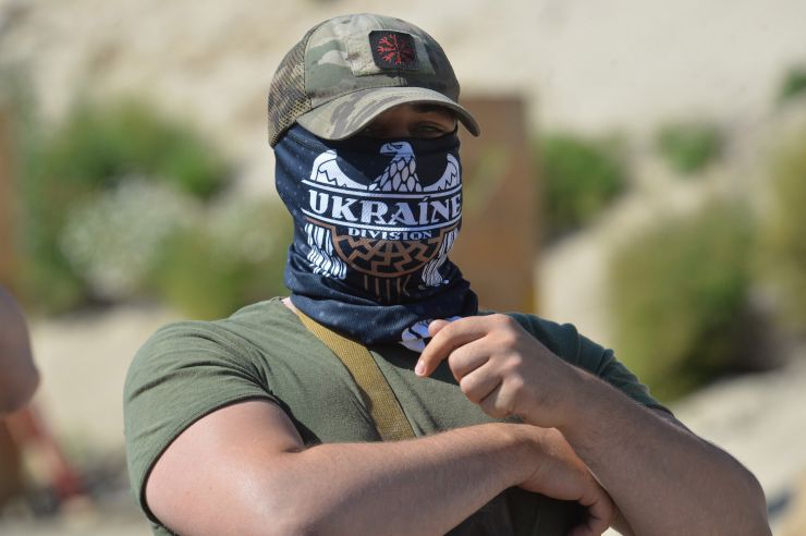 «Форма має значення!». 
Під такою назвою відбувся преспоказ і тестування зразків жіночої польової форми, яка зараз знаходиться на фінальному затверджені у Міністерстві оборони України і буде запроваджена для жінок-військових. 
Соціальна ініціатива «Arm Women Now» тісно співпрацює з підрозділами ЗСУ, Нацгвардії, Нацполіції та Державної прикордонної служби. Представники волонтерського проекту розповіли: «Ми забезпечуємо наших Захисниць на передовій зручною та комфортною жіночою польовою уніформою з початку повномасштабної війни. Нашу форму безкоштовно отримали понад 4500 тисяч жінок-військових. Ми перша в Україні соціальна ініціатива, яка підняла питання гендерного забезпечення в армії та домоглася прийняття на рівні Міністерства оборони України технічної документації на пошиття спідньої білизни для жінок-військових на основі наших розробок»
Тестування відбулося на тренувальній базі батальйону «Легіон-Д» у Києві. Інструктори батальйону провели «курс молодого бійця» для учасниць тестування. Серед основного: тактичні військові прийоми, проходження перешкод, марш-кидок та стрільба. 
Представники волонтерського проєкту Arm Women Now продемонстрували журналістами зразки жіночої військової форми, які перебувають на тестуванні у Міністерстві оборони України.
