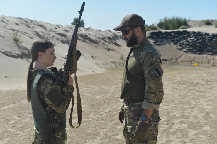«Форма має значення!». 
Під такою назвою відбувся преспоказ і тестування зразків жіночої польової форми, яка зараз знаходиться на фінальному затверджені у Міністерстві оборони України і буде запроваджена для жінок-військових. 
Соціальна ініціатива «Arm Women Now» тісно співпрацює з підрозділами ЗСУ, Нацгвардії, Нацполіції та Державної прикордонної служби. Представники волонтерського проекту розповіли: «Ми забезпечуємо наших Захисниць на передовій зручною та комфортною жіночою польовою уніформою з початку повномасштабної війни. Нашу форму безкоштовно отримали понад 4500 тисяч жінок-військових. Ми перша в Україні соціальна ініціатива, яка підняла питання гендерного забезпечення в армії та домоглася прийняття на рівні Міністерства оборони України технічної документації на пошиття спідньої білизни для жінок-військових на основі наших розробок»
Тестування відбулося на тренувальній базі батальйону «Легіон-Д» у Києві. Інструктори батальйону провели «курс молодого бійця» для учасниць тестування. Серед основного: тактичні військові прийоми, проходження перешкод, марш-кидок та стрільба. 
Представники волонтерського проєкту Arm Women Now продемонстрували журналістами зразки жіночої військової форми, які перебувають на тестуванні у Міністерстві оборони України.
