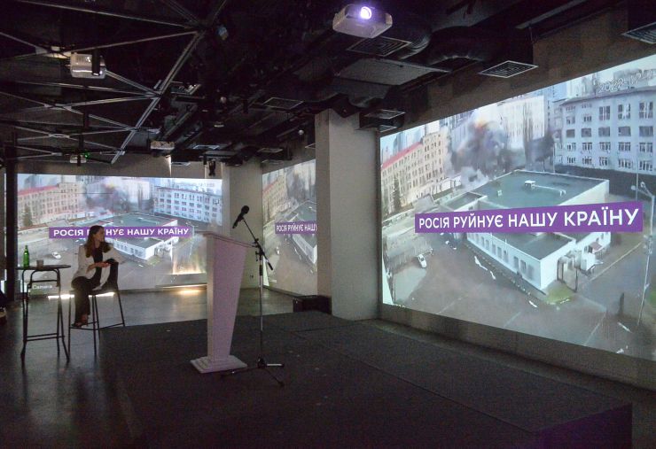 Спеціальна дискусія Українського жіночого конгресу (УЖК) «Участь жінок у відбудові України» про участь жінок у процесах відбудови України. Відкрила захід заступниця Голови Верховної Ради України Олена Кондратюк. 
Український Жіночий Конгрес проводить спеціальну подію, присвячену участі жінок у процесах відбудови України, а також досвіду українських жінок під час повномасштабної війни, у змішаному форматі. 
Теми дискусій охопили питання відбудови України, важливі зміни в освітніх процесах під час війни та після перемоги, аспекти участі жінок у процесах оборони. Також відбулася дискусія про ментальне здоров’я українців та була презентована Всеукраїнська програма ментального здоров’я за ініціативою Олени Зеленської. Участь у заході взяли народні депутатки України, представниці міністерств, відомств та громадських організацій.
