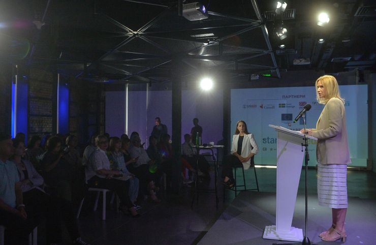Спеціальна дискусія Українського жіночого конгресу (УЖК) «Участь жінок у відбудові України» про участь жінок у процесах відбудови України. Відкрила захід заступниця Голови Верховної Ради України Олена Кондратюк. 
Український Жіночий Конгрес проводить спеціальну подію, присвячену участі жінок у процесах відбудови України, а також досвіду українських жінок під час повномасштабної війни, у змішаному форматі. 
Теми дискусій охопили питання відбудови України, важливі зміни в освітніх процесах під час війни та після перемоги, аспекти участі жінок у процесах оборони. Також відбулася дискусія про ментальне здоров’я українців та була презентована Всеукраїнська програма ментального здоров’я за ініціативою Олени Зеленської. Участь у заході взяли народні депутатки України, представниці міністерств, відомств та громадських організацій.
