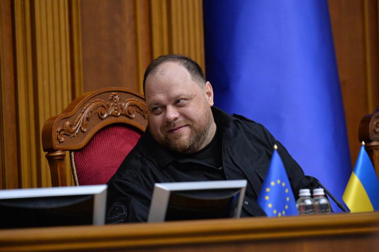 Пленарне засідання Верховної Ради України.
Верховна Рада продовжила дію воєнного стану та мобілізації ще на три місяці, 
Верховна Рада відправила у відставку міністра культури Ткаченка.За відповідне рішення проголосували 321 нардеп. Верховна рада припинила депутатські повноваження народного депутата Арістова. Cтефанчук
