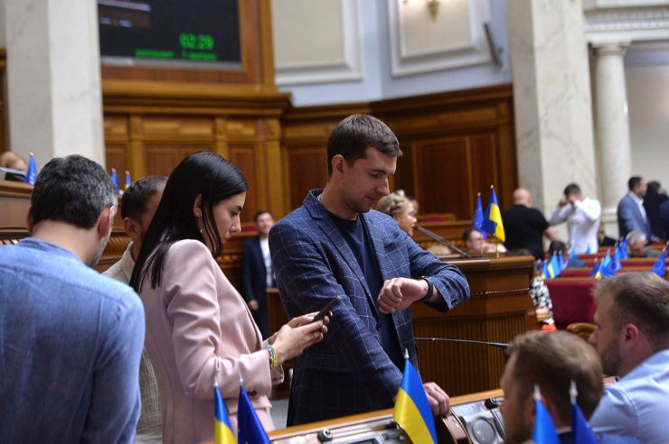 Пленарне засідання Верховної Ради України.
Верховна Рада продовжила дію воєнного стану та мобілізації ще на три місяці, 
Верховна Рада відправила у відставку міністра культури Ткаченка.За відповідне рішення проголосували 321 нардеп. Верховна рада припинила депутатські повноваження народного депутата Арістова.
