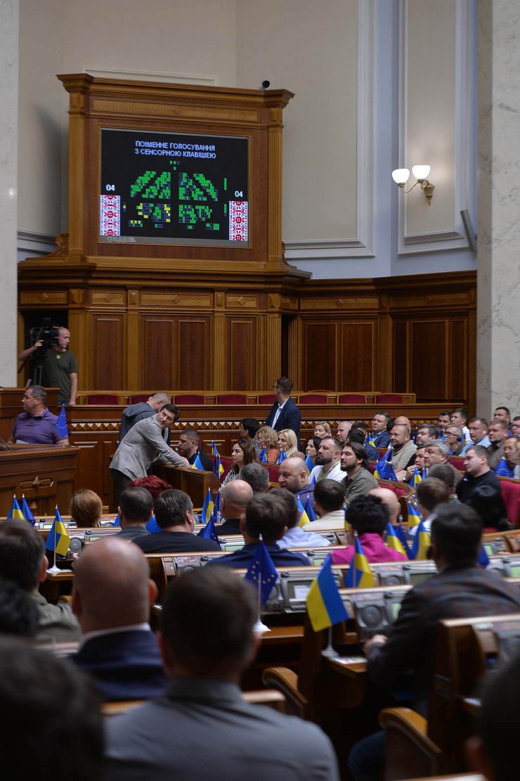 Пленарне засідання Верховної Ради України.
Верховна Рада продовжила дію воєнного стану та мобілізації ще на три місяці, 
Верховна Рада відправила у відставку міністра культури Ткаченка.За відповідне рішення проголосували 321 нардеп. Верховна рада припинила депутатські повноваження народного депутата Арістова.
