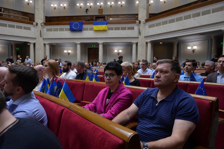 Пленарне засідання Верховної Ради України.
Верховна Рада продовжила дію воєнного стану та мобілізації ще на три місяці, 
Верховна Рада відправила у відставку міністра культури Ткаченка.За відповідне рішення проголосували 321 нардеп. Верховна рада припинила депутатські повноваження народного депутата Арістова.
