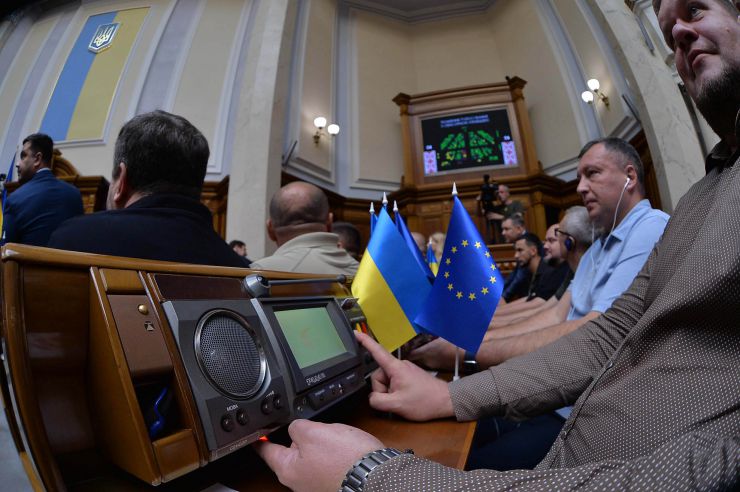 Пленарне засідання Верховної Ради України.
Верховна Рада продовжила дію воєнного стану та мобілізації ще на три місяці, 
Верховна Рада відправила у відставку міністра культури Ткаченка.За відповідне рішення проголосували 321 нардеп. Верховна рада припинила депутатські повноваження народного депутата Арістова.
