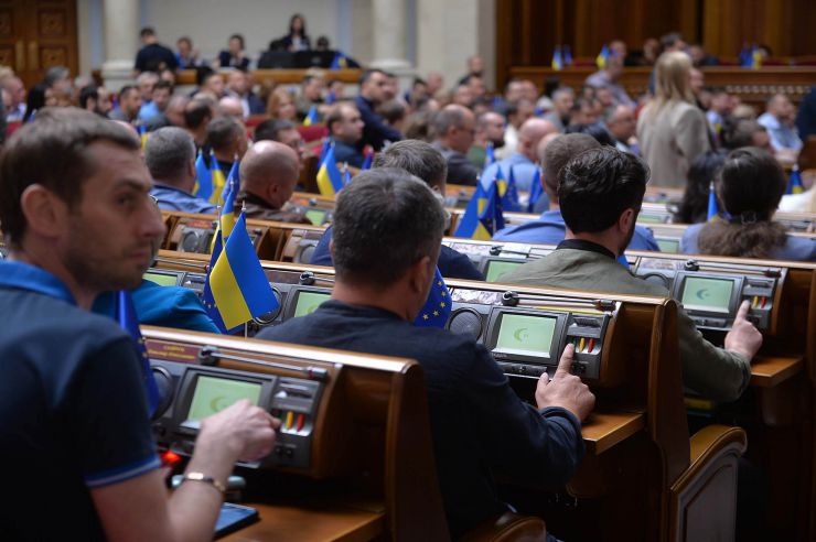 Пленарне засідання Верховної Ради України.
Верховна Рада продовжила дію воєнного стану та мобілізації ще на три місяці, 
Верховна Рада відправила у відставку міністра культури Ткаченка.За відповідне рішення проголосували 321 нардеп. Верховна рада припинила депутатські повноваження народного депутата Арістова.
