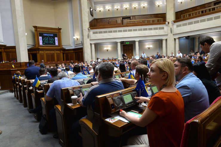 Пленарне засідання Верховної Ради України.
Верховна Рада продовжила дію воєнного стану та мобілізації ще на три місяці, 
Верховна Рада відправила у відставку міністра культури Ткаченка.За відповідне рішення проголосували 321 нардеп. Верховна рада припинила депутатські повноваження народного депутата Арістова. Кравчук
