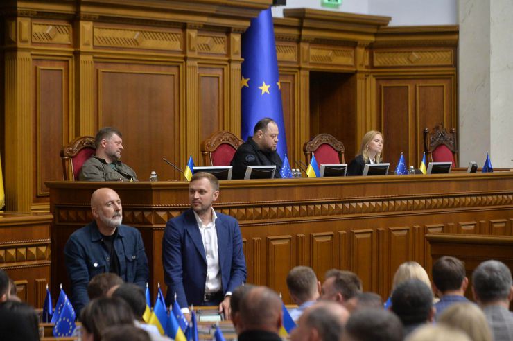 Пленарне засідання Верховної Ради України.
Верховна Рада продовжила дію воєнного стану та мобілізації ще на три місяці, 
Верховна Рада відправила у відставку міністра культури Ткаченка.За відповідне рішення проголосували 321 нардеп. Верховна рада припинила депутатські повноваження народного депутата Арістова.
