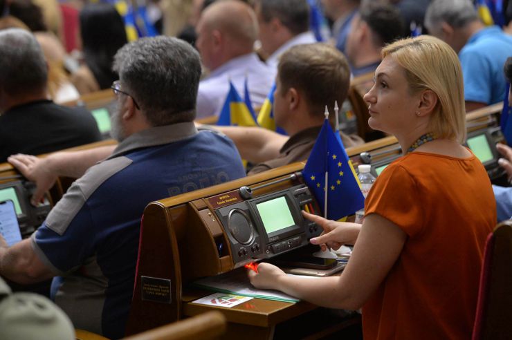 Пленарне засідання Верховної Ради України.
Верховна Рада продовжила дію воєнного стану та мобілізації ще на три місяці, 
Верховна Рада відправила у відставку міністра культури Ткаченка.За відповідне рішення проголосували 321 нардеп. Верховна рада припинила депутатські повноваження народного депутата Арістова. Кравчук
