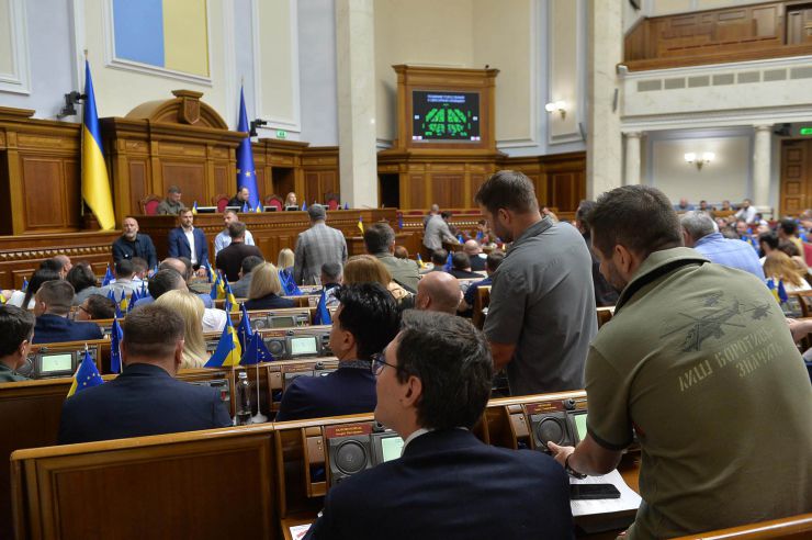 Пленарне засідання Верховної Ради України.
Верховна Рада продовжила дію воєнного стану та мобілізації ще на три місяці, 
Верховна Рада відправила у відставку міністра культури Ткаченка.За відповідне рішення проголосували 321 нардеп. Верховна рада припинила депутатські повноваження народного депутата Арістова.

