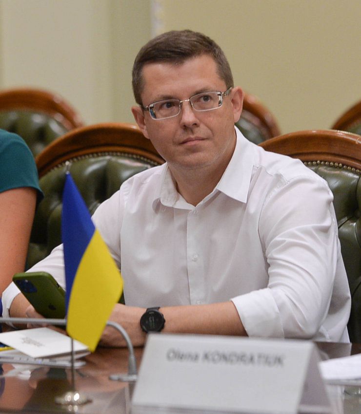 Заступниця Голови Верховної Ради України Олена Кондратюк зустрілася з делегацією президентів і членів національних клубів підписантів актів про Незалежність країн Балтії.
Серед них Президентка Клубу Декларації 4 травня Латвії Велта Чеботаренока та Віце-президент Гунарс Клінджанс, Президентка Клубу сигнаторів Акту Незалежності Литви Бірута Валіоніте, члени Клубу сигнаторів Естонського Акту 20 серпня Енн Тупп та Андрус Рісткок.
У зустрічі взяли участь Посол Литовської Республіки в Україні Вальдемарас Сарапінас, Посол Естонської Республіки Каімо Кууск, Тимчасова повірена у справах Латвії Каріна Лея, наші колеги - члени Асоціації народних депутатів України та депутати 9-скликання з груп дружби.
