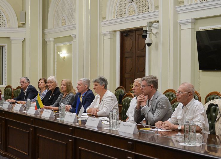 Заступниця Голови Верховної Ради України Олена Кондратюк зустрілася з делегацією президентів і членів національних клубів підписантів актів про Незалежність країн Балтії.
Серед них Президентка Клубу Декларації 4 травня Латвії Велта Чеботаренока та Віце-президент Гунарс Клінджанс, Президентка Клубу сигнаторів Акту Незалежності Литви Бірута Валіоніте, члени Клубу сигнаторів Естонського Акту 20 серпня Енн Тупп та Андрус Рісткок.
У зустрічі взяли участь Посол Литовської Республіки в Україні Вальдемарас Сарапінас, Посол Естонської Республіки Каімо Кууск, Тимчасова повірена у справах Латвії Каріна Лея, наші колеги - члени Асоціації народних депутатів України та депутати 9-скликання з груп дружби.