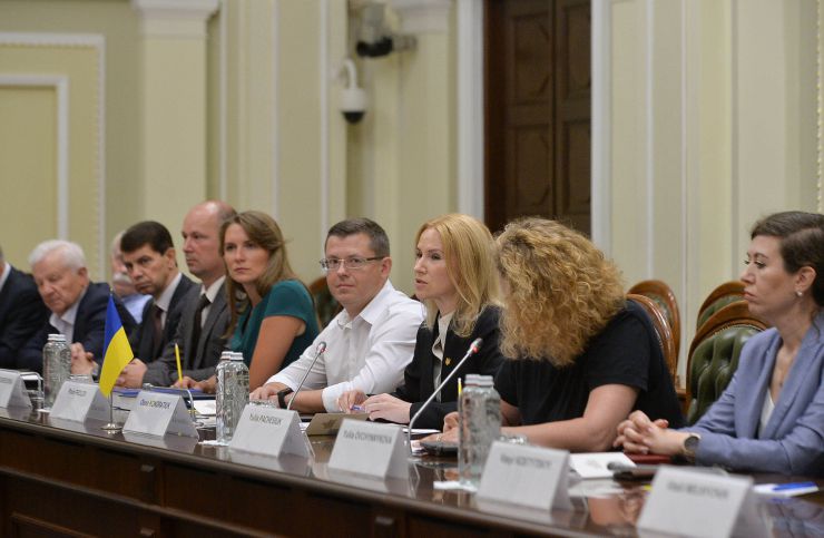 Заступниця Голови Верховної Ради України Олена Кондратюк зустрілася з делегацією президентів і членів національних клубів підписантів актів про Незалежність країн Балтії.
Серед них Президентка Клубу Декларації 4 травня Латвії Велта Чеботаренока та Віце-президент Гунарс Клінджанс, Президентка Клубу сигнаторів Акту Незалежності Литви Бірута Валіоніте, члени Клубу сигнаторів Естонського Акту 20 серпня Енн Тупп та Андрус Рісткок.
У зустрічі взяли участь Посол Литовської Республіки в Україні Вальдемарас Сарапінас, Посол Естонської Республіки Каімо Кууск, Тимчасова повірена у справах Латвії Каріна Лея, наші колеги - члени Асоціації народних депутатів України та депутати 9-скликання з груп дружби.