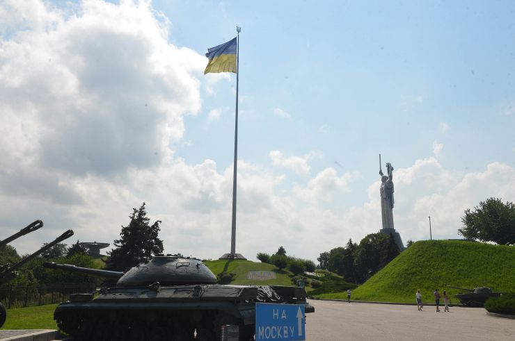 На монумент Батьківщина-мати у Києві встановили тризуб замість демонтованого радянського герба.