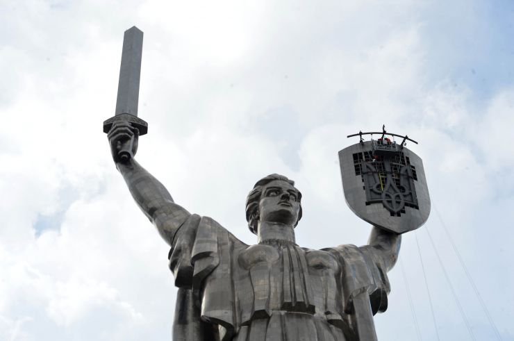 На монумент Батьківщина-мати у Києві встановили тризуб замість демонтованого радянського герба.