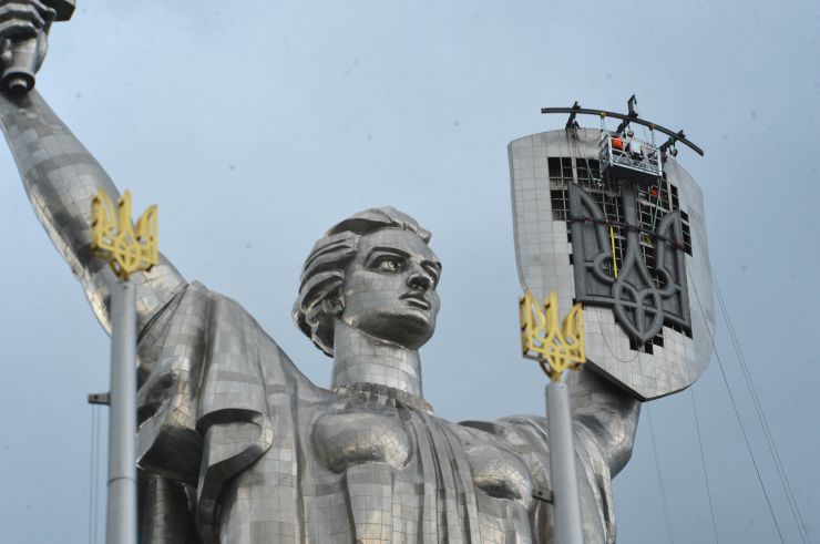На монумент Батьківщина-мати у Києві встановили тризуб замість демонтованого радянського герба.