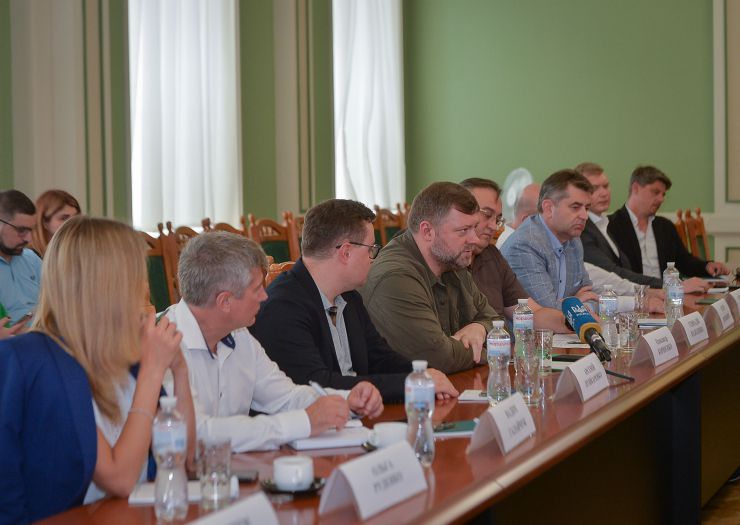 Перший заступник Голови Парламенту України Олександр Корнієнко взяв участь в засіданні експертного круглого столу «Саміт НАТО: підсумки Вільнюса — перспективи Вашингтона».
У заході взяли участь народні депутати України: члени Комітету з питань зовнішньої політики та міжпарламентського співробітництва — заступник Голови Комітету Олександр Копиленко, заступник Голови Комітету Арсеній Пушкаренко, секретар Комітету Андрій Шараськін, члени Комітету Ігор Кривошеєв та Ольга Руденко, а також Перший заступник Голови Комітету з питань інтеграції України до Європейського Союзу Вадим Галайчук.
