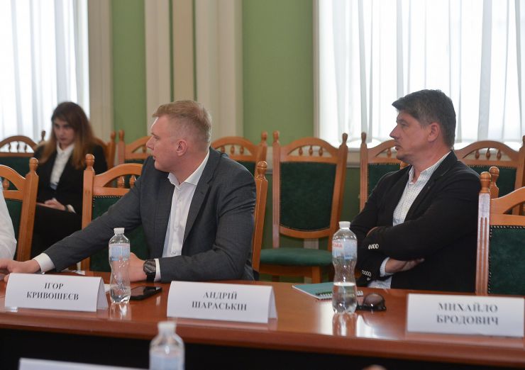 Перший заступник Голови Парламенту України Олександр Корнієнко взяв участь в засіданні експертного круглого столу «Саміт НАТО: підсумки Вільнюса — перспективи Вашингтона».
У заході взяли участь народні депутати України: члени Комітету з питань зовнішньої політики та міжпарламентського співробітництва — заступник Голови Комітету Олександр Копиленко, заступник Голови Комітету Арсеній Пушкаренко, секретар Комітету Андрій Шараськін, члени Комітету Ігор Кривошеєв та Ольга Руденко, а також Перший заступник Голови Комітету з питань інтеграції України до Європейського Союзу Вадим Галайчук.

