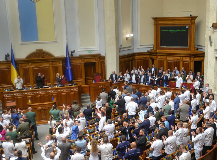 Урочисте пленарне засідання Верховної Ради України.
Верховна Рада продовжила роботу в пленарному режимі і 24 серпня – в День Незалежності України. В цей день у залі все було урочисто: майже всі депутати у вишиванках. Всюди прапори держав-союзників. А ложі гостей і дипломатів -- заповнені представниками різних держав, друзями нашої країни.
В парламенті пролунав Державний Гімн у виконанні депутатського корпусу. Також до сесійної зали внесли Державний прапор. Той самий, який внесли до Верховної Ради 24 серпня 1991 року після ухвалення Акту проголошення незалежності України. Стефанчук
