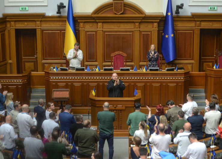 Урочисте пленарне засідання Верховної Ради України.
Верховна Рада продовжила роботу в пленарному режимі і 24 серпня – в День Незалежності України. В цей день у залі все було урочисто: майже всі депутати у вишиванках. Всюди прапори держав-союзників. А ложі гостей і дипломатів -- заповнені представниками різних держав, друзями нашої країни.
В парламенті пролунав Державний Гімн у виконанні депутатського корпусу. Також до сесійної зали внесли Державний прапор. Той самий, який внесли до Верховної Ради 24 серпня 1991 року після ухвалення Акту проголошення незалежності України. Стефанчук
