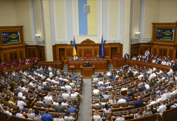 Урочисте пленарне засідання Верховної Ради України.
Верховна Рада продовжила роботу в пленарному режимі і 24 серпня – в День Незалежності України. В цей день у залі все було урочисто: майже всі депутати у вишиванках. Всюди прапори держав-союзників. А ложі гостей і дипломатів -- заповнені представниками різних держав, друзями нашої країни.
В парламенті пролунав Державний Гімн у виконанні депутатського корпусу. Також до сесійної зали внесли Державний прапор. Той самий, який внесли до Верховної Ради 24 серпня 1991 року після ухвалення Акту проголошення незалежності України. Стефанчук
