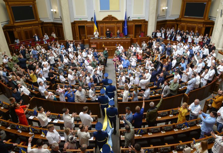Урочисте пленарне засідання Верховної Ради України.
Верховна Рада продовжила роботу в пленарному режимі і 24 серпня – в День Незалежності України. В цей день у залі все було урочисто: майже всі депутати у вишиванках. Всюди прапори держав-союзників. А ложі гостей і дипломатів -- заповнені представниками різних держав, друзями нашої країни.
В парламенті пролунав Державний Гімн у виконанні депутатського корпусу. Також до сесійної зали внесли Державний прапор. Той самий, який внесли до Верховної Ради 24 серпня 1991 року після ухвалення Акту проголошення незалежності України. Стефанчук
