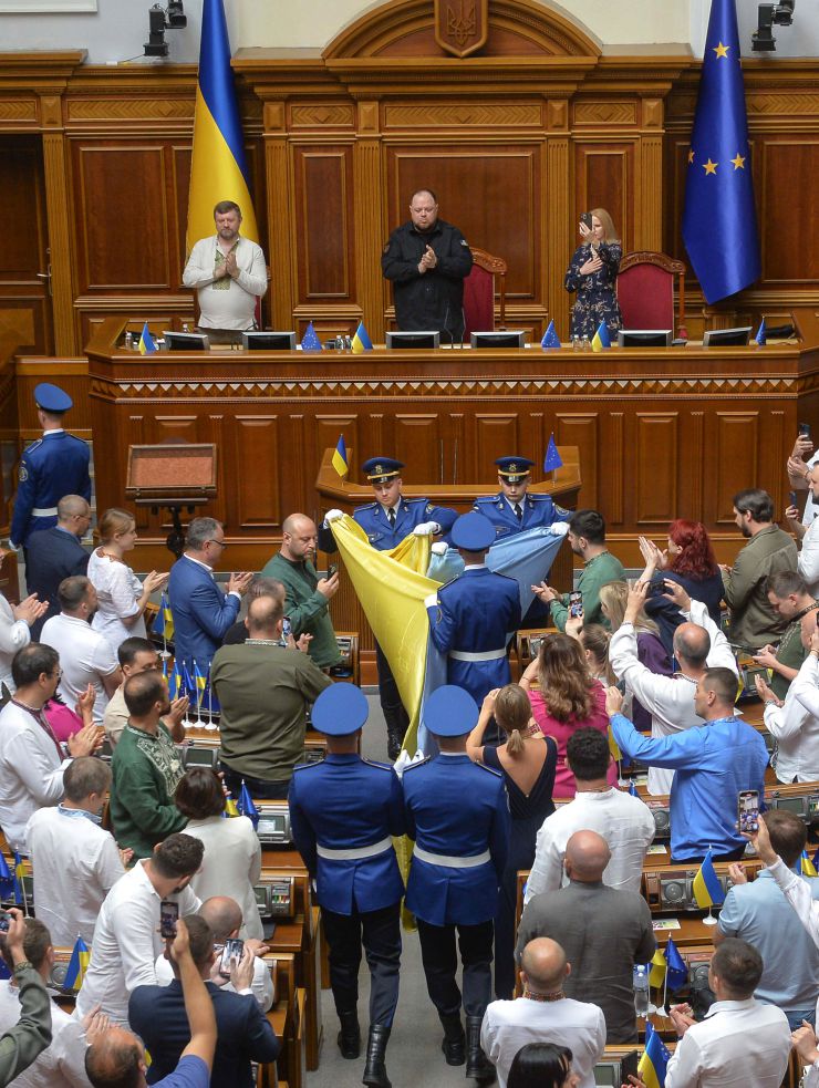 Урочисте пленарне засідання Верховної Ради України.
Верховна Рада продовжила роботу в пленарному режимі і 24 серпня – в День Незалежності України. В цей день у залі все було урочисто: майже всі депутати у вишиванках. Всюди прапори держав-союзників. А ложі гостей і дипломатів -- заповнені представниками різних держав, друзями нашої країни.
В парламенті пролунав Державний Гімн у виконанні депутатського корпусу. Також до сесійної зали внесли Державний прапор. Той самий, який внесли до Верховної Ради 24 серпня 1991 року після ухвалення Акту проголошення незалежності України. Стефанчук
