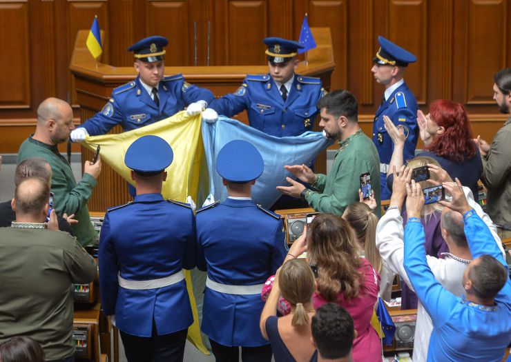 Урочисте пленарне засідання Верховної Ради України.
Верховна Рада продовжила роботу в пленарному режимі і 24 серпня – в День Незалежності України. В цей день у залі все було урочисто: майже всі депутати у вишиванках. Всюди прапори держав-союзників. А ложі гостей і дипломатів -- заповнені представниками різних держав, друзями нашої країни.
В парламенті пролунав Державний Гімн у виконанні депутатського корпусу. Також до сесійної зали внесли Державний прапор. Той самий, який внесли до Верховної Ради 24 серпня 1991 року після ухвалення Акту проголошення незалежності України. Стефанчук
