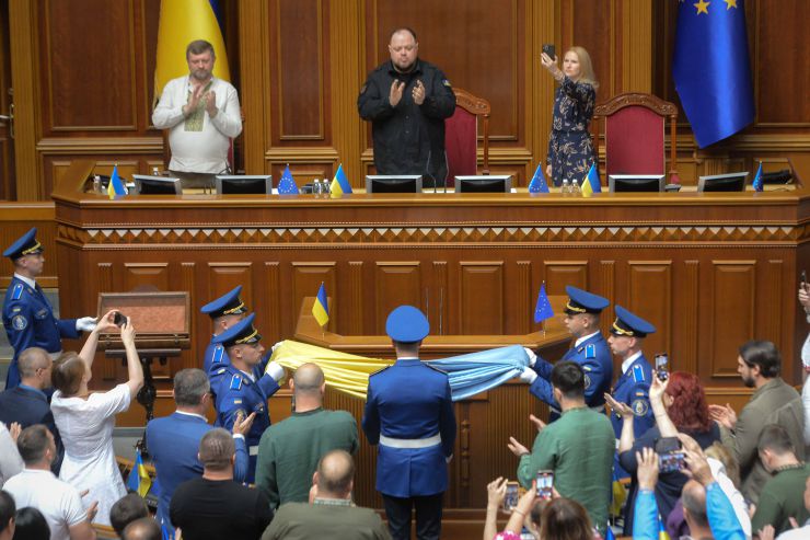 Урочисте пленарне засідання Верховної Ради України.
Верховна Рада продовжила роботу в пленарному режимі і 24 серпня – в День Незалежності України. В цей день у залі все було урочисто: майже всі депутати у вишиванках. Всюди прапори держав-союзників. А ложі гостей і дипломатів -- заповнені представниками різних держав, друзями нашої країни.
В парламенті пролунав Державний Гімн у виконанні депутатського корпусу. Також до сесійної зали внесли Державний прапор. Той самий, який внесли до Верховної Ради 24 серпня 1991 року після ухвалення Акту проголошення незалежності України. Стефанчук
