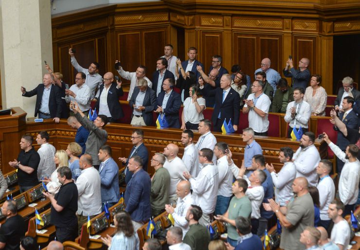 Урочисте пленарне засідання Верховної Ради України.
Верховна Рада продовжила роботу в пленарному режимі і 24 серпня – в День Незалежності України. В цей день у залі все було урочисто: майже всі депутати у вишиванках. Всюди прапори держав-союзників. А ложі гостей і дипломатів -- заповнені представниками різних держав, друзями нашої країни.
В парламенті пролунав Державний Гімн у виконанні депутатського корпусу. Також до сесійної зали внесли Державний прапор. Той самий, який внесли до Верховної Ради 24 серпня 1991 року після ухвалення Акту проголошення незалежності України. Стефанчук
