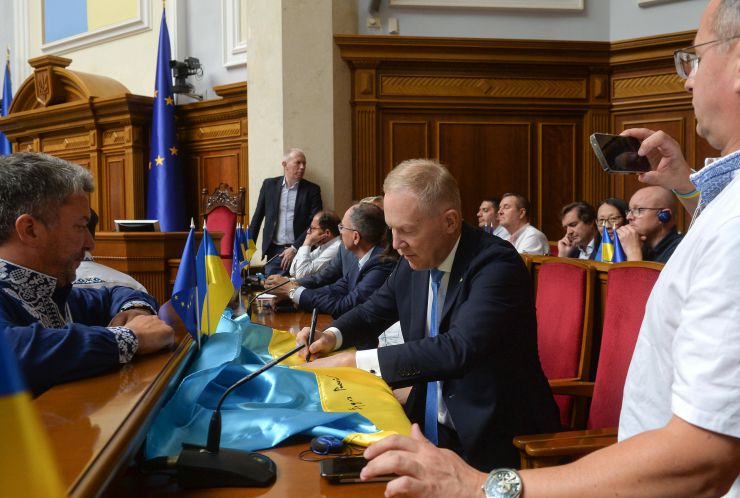 Урочисте пленарне засідання Верховної Ради України.
Верховна Рада продовжила роботу в пленарному режимі і 24 серпня – в День Незалежності України. В цей день у залі все було урочисто: майже всі депутати у вишиванках. Всюди прапори держав-союзників. А ложі гостей і дипломатів -- заповнені представниками різних держав, друзями нашої країни.
В парламенті пролунав Державний Гімн у виконанні депутатського корпусу. Також до сесійної зали внесли Державний прапор. Той самий, який внесли до Верховної Ради 24 серпня 1991 року після ухвалення Акту проголошення незалежності України. Стефанчук
