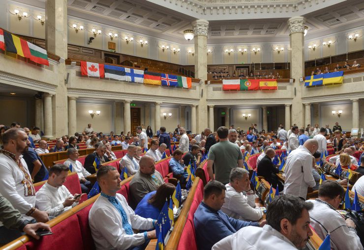 Урочисте пленарне засідання Верховної Ради України.
Верховна Рада продовжила роботу в пленарному режимі і 24 серпня – в День Незалежності України. В цей день у залі все було урочисто: майже всі депутати у вишиванках. Всюди прапори держав-союзників. А ложі гостей і дипломатів -- заповнені представниками різних держав, друзями нашої країни.
В парламенті пролунав Державний Гімн у виконанні депутатського корпусу. Також до сесійної зали внесли Державний прапор. Той самий, який внесли до Верховної Ради 24 серпня 1991 року після ухвалення Акту проголошення незалежності України. Стефанчук
