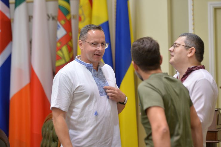 Голови комітетів Верховної Ради України зустрілися з делегацією об’єднання міжнародних парламентаріїв United for Ukraine (U4U).
Парламентарії прибули з понад десяти країн (Польщі, Литви, Естонії Бельгії, Німеччини, Швеції, Іспанії, Португалії, Ірландії, Ісландії, Фінляндії, Австрії, Болгарії та  Канади), аби підтримати Україну та привітати її з Днем Незалежності.
Голова Комітету Верховної Ради України з питань зовнішньої політики та міжпарламентського співробітництва Олександр Мережко.
заступниця Голови Комітету Верховної Ради України з питань інтеграції України до Європейського Союзу, Керівник Постійної делегації Верховної Ради України у ПАРЄ Марія Мезенцева.
Голова Комітету Верховної Ради України з питань інтеграції України до Європейського Союзу Іванна Климпуш-Цинцадзе.
членкиня Комітету у закордонних справах Риксдагу Королівства Швеція Катаріна Толгфорс.
