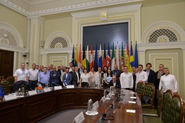 Голови комітетів Верховної Ради України зустрілися з делегацією об’єднання міжнародних парламентаріїв United for Ukraine (U4U).
Парламентарії прибули з понад десяти країн (Польщі, Литви, Естонії Бельгії, Німеччини, Швеції, Іспанії, Португалії, Ірландії, Ісландії, Фінляндії, Австрії, Болгарії та  Канади), аби підтримати Україну та привітати її з Днем Незалежності.
Голова Комітету Верховної Ради України з питань зовнішньої політики та міжпарламентського співробітництва Олександр Мережко.
заступниця Голови Комітету Верховної Ради України з питань інтеграції України до Європейського Союзу, Керівник Постійної делегації Верховної Ради України у ПАРЄ Марія Мезенцева.
Голова Комітету Верховної Ради України з питань інтеграції України до Європейського Союзу Іванна Климпуш-Цинцадзе.
членкиня Комітету у закордонних справах Риксдагу Королівства Швеція Катаріна Толгфорс.
